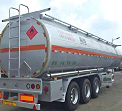 Anwendung einer Hydrostrahlmaschine bei der Reinigung von Lagertanks für petr...